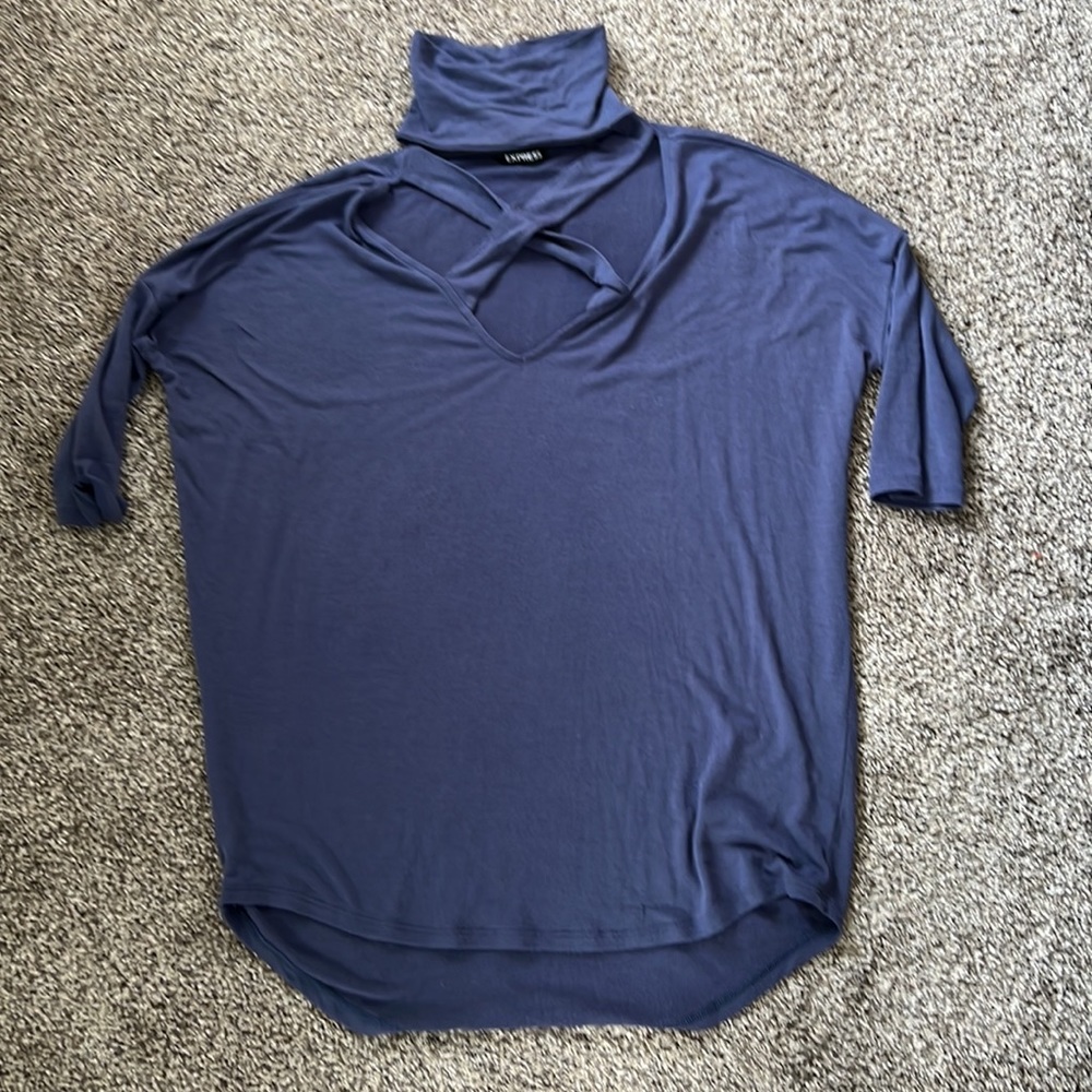 Express Cutout Top - Picture 2 of 8